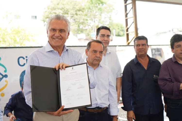 Governador entrega máquina de R$ 1,4 milhão para setor de confecção na cidade de Goiás