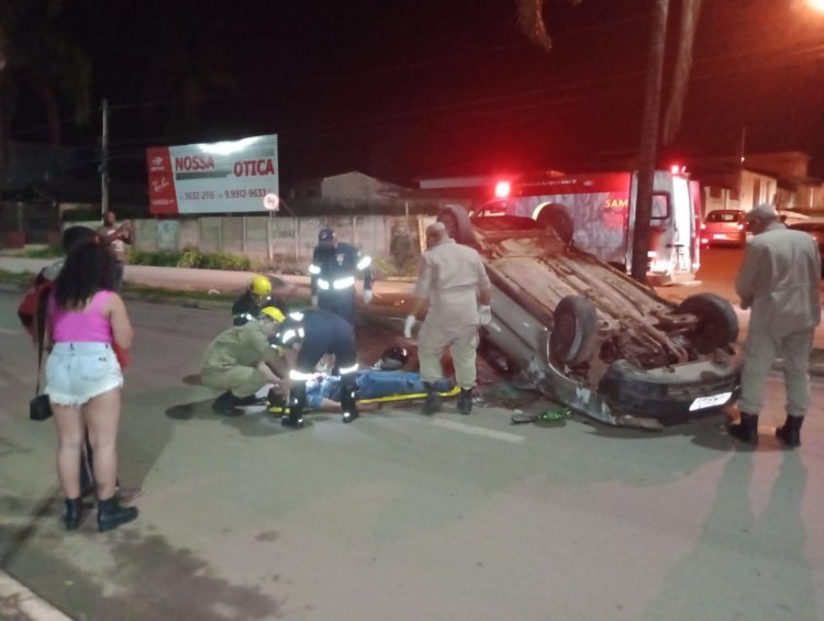 Homem perde o controle da direção, carro colide em poste e capota em seguida, no Setor Bosque em Formosa