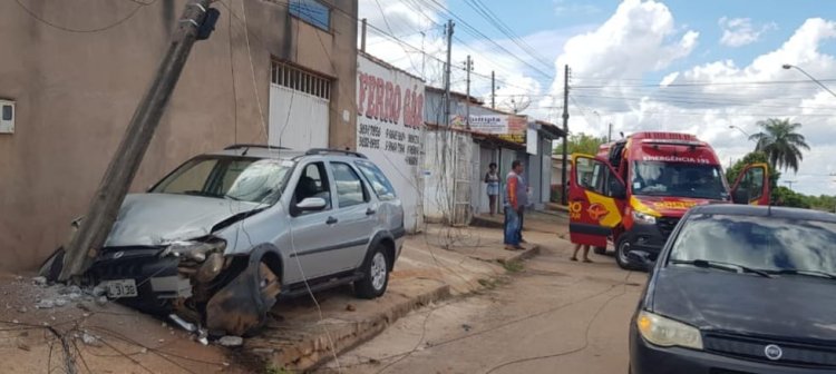 Mulher passa mal ao volante e colide carro em poste no Jardim das Oliveiras