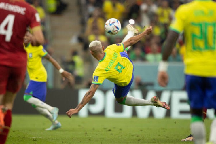 Com direito a golaço de Richarlison, Brasil bate a Sérvia em estreia na Copa do Mundo do Qatar