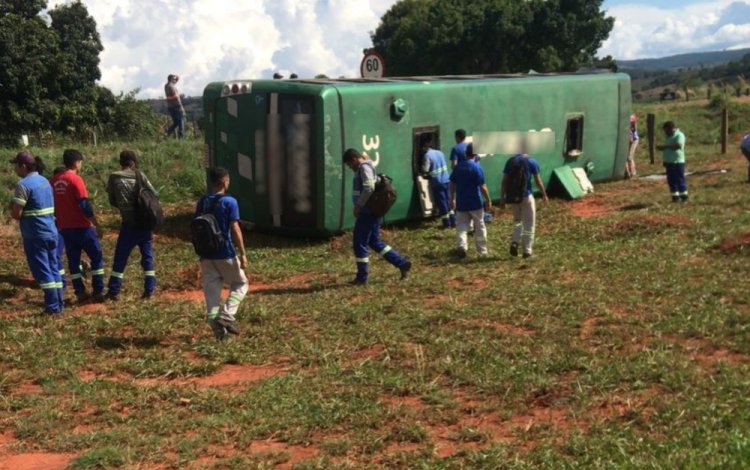 Ônibus que levava trabalhadores liberados mais cedo por causa do jogo do Brasil tomba e deixa feridos em Goiás