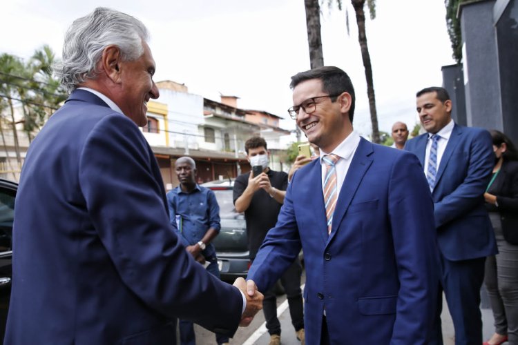 Caiado participa de homenagem aos 11 anos de presidência do pastor Josué Gouveia no Ministério Vila Nova