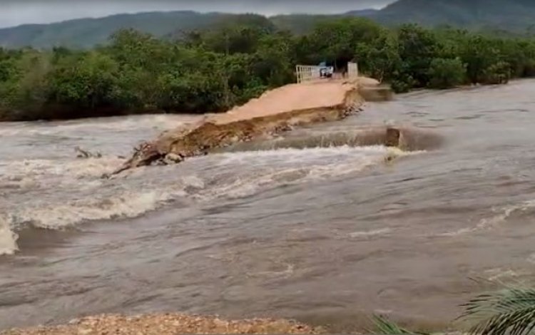 Chuva arrasta pontes, interdita estradas e deixa centenas de famílias ilhadas em cidades de Goiás