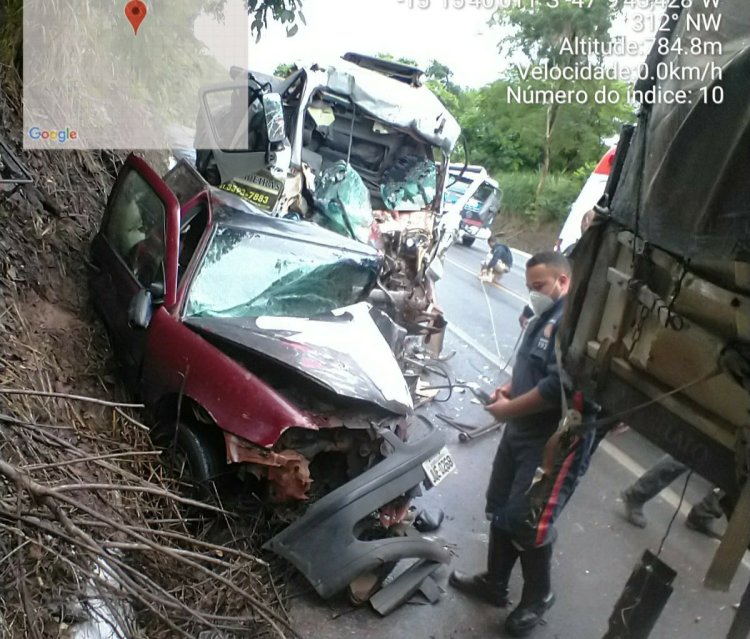 Caminhoneiro morre ao chocar caminhão contra carro e contra carreta que estavam parados no acostamento da BR-020, em Formosa