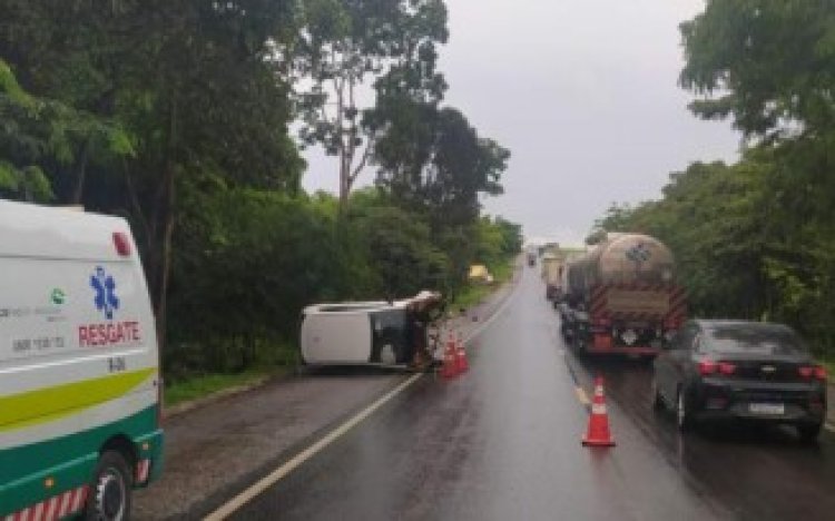 Colisão frontal entre carro e caminhão deixa BR-153 parcialmente interditada em São Luiz do Norte