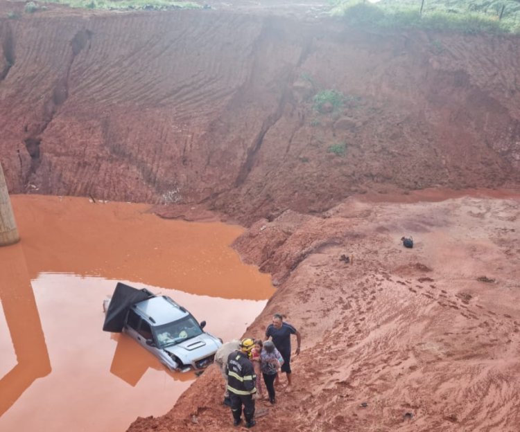 Ausência de sinalização faz veículo com quatro ocupantes despencar de uma altura de 12 metros na BR-020, em Formosa-GO