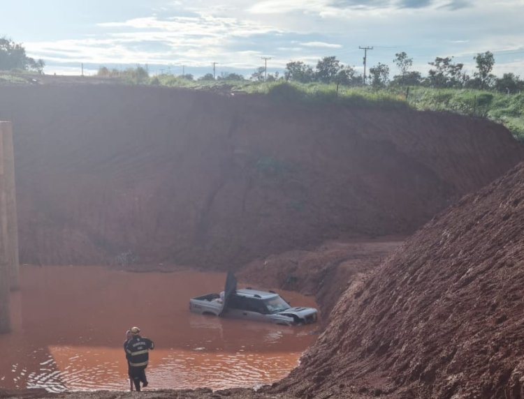 Ausência de sinalização faz veículo com quatro ocupantes despencar de uma altura de 12 metros na BR-020, em Formosa-GO