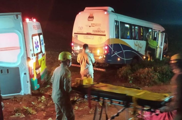 Acidente com ônibus que transportava pacientes deixa pessoas feridas na  BR-080, Em Uruaçu