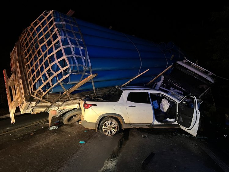 Grave acidente  na BR-020 entre carreta e camionete deixa 2 pessoas feridas