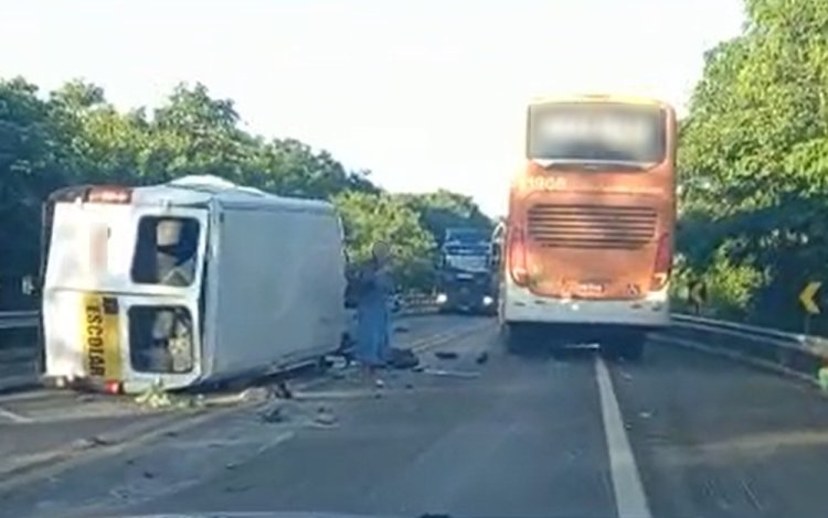 Van escolar tomba após acidente com caminhão e deixa feridos na BR-020