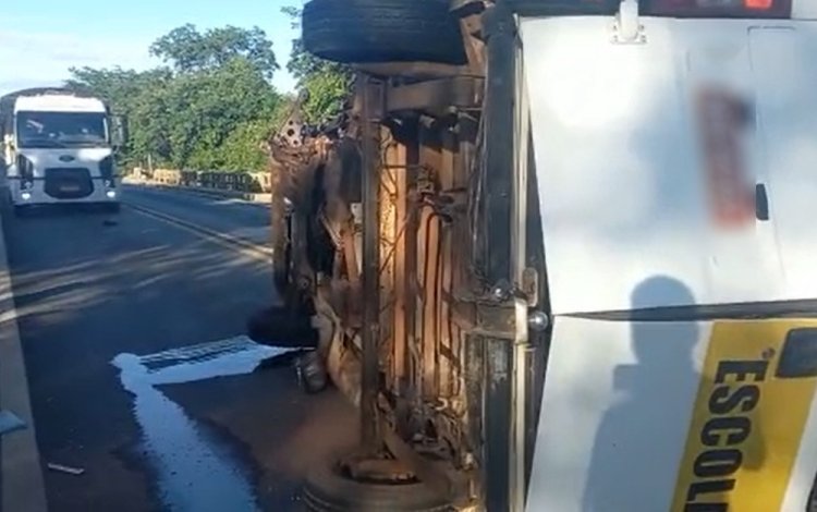 Van escolar tomba após acidente com caminhão e deixa feridos na BR-020