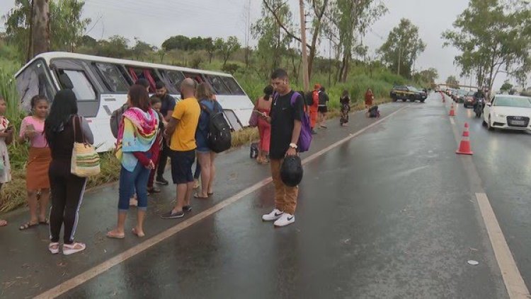 Ônibus que fazia a linha de Brasília a Formosa tomba na BR-020