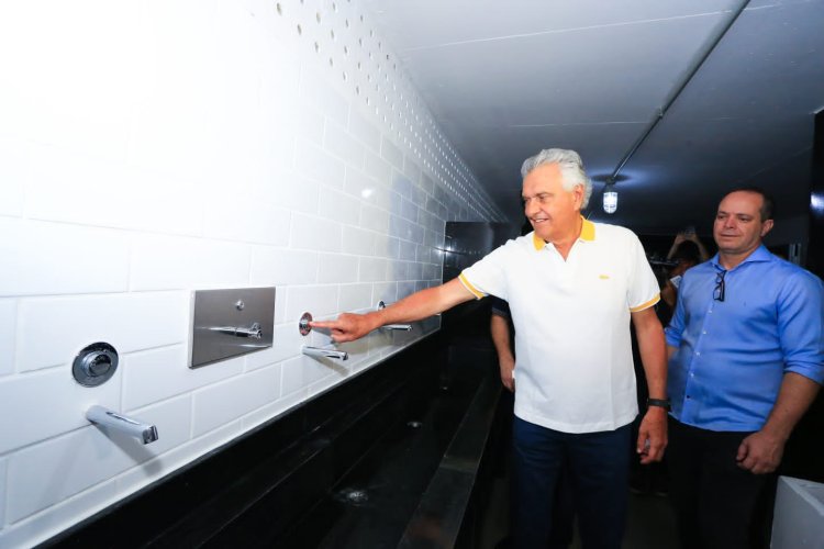 Caiado entrega reforma de banheiros do Estádio Serra Dourada