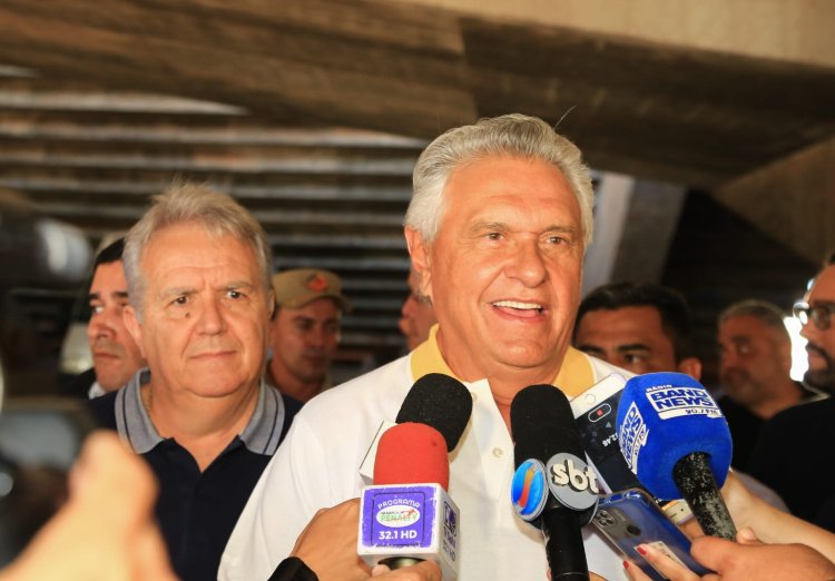 Caiado entrega reforma de banheiros do Estádio Serra Dourada