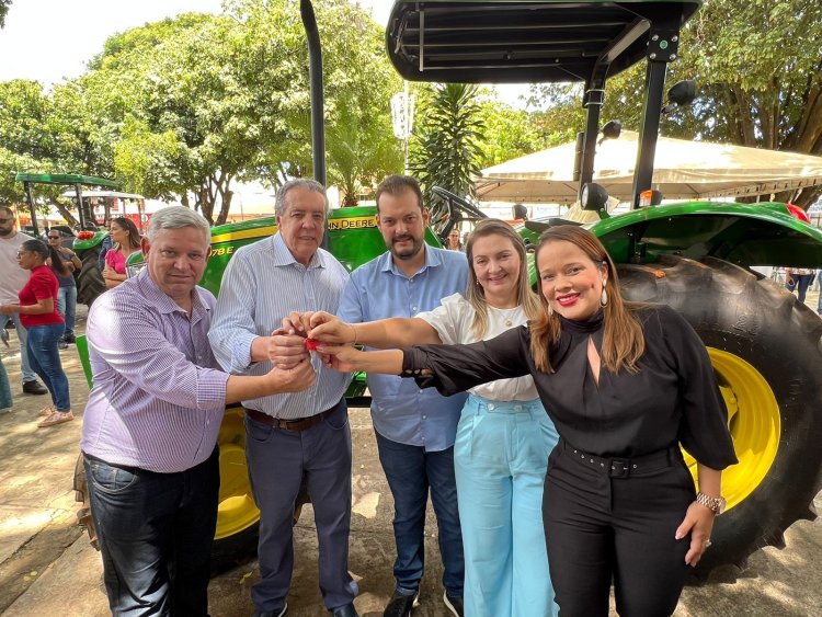 Prefeito Gustavo Marques faz a entrega de tratores e equipamentos agrícolas para produtores rurais