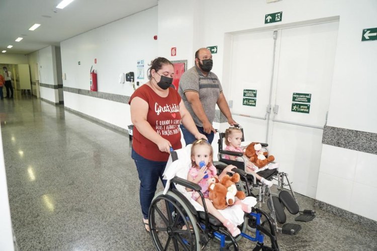 Gêmeas Valentina e Eloá recebem alta 51 dias após cirurgia de separação no Hecad