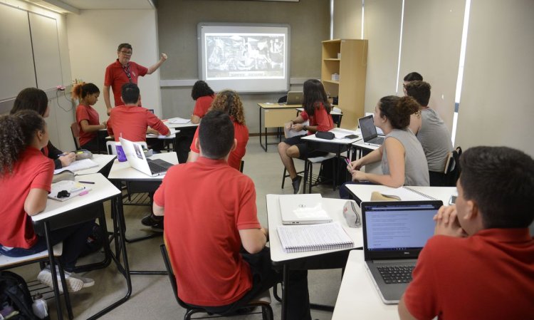 Especialistas pedem volta das diretrizes de 2012 do ensino médio