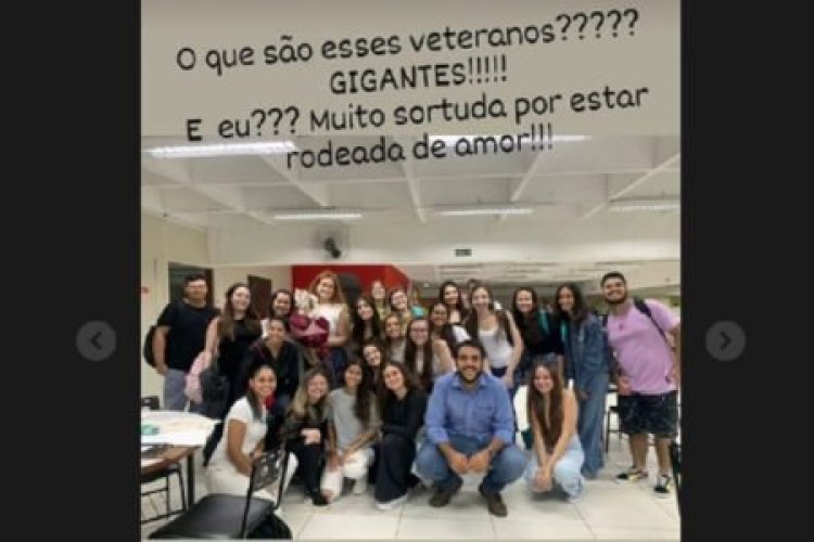 Após sofrer discriminação, estudante de 40 anos recebe flores de colegas