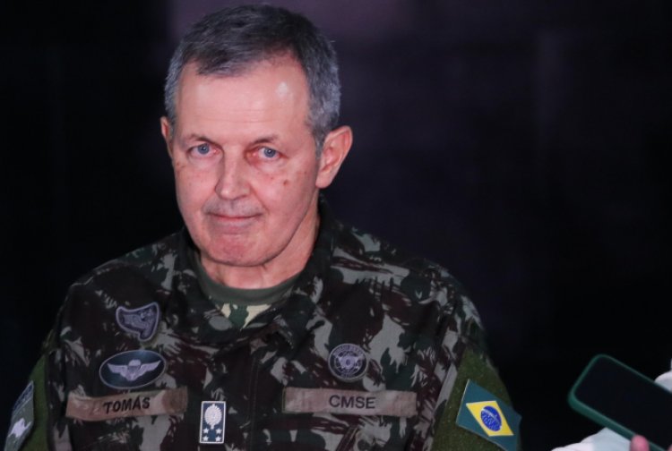 Comandante do Exército diz querer “afastar a política do Exército”