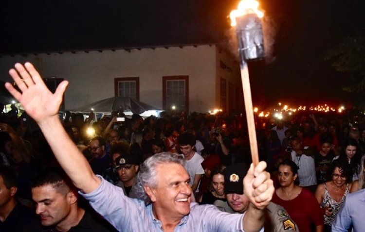 Governador Ronaldo Caiado prestigia Procissão do Fogaréu, na cidade de Goiás, esta noite