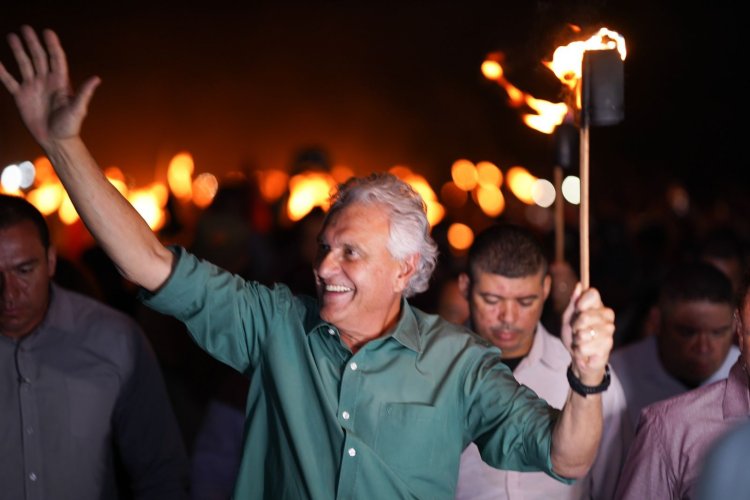 Na antiga Vila Boa, Caiado exalta cultura e fé dos goianos durante Procissão do Fogaréu