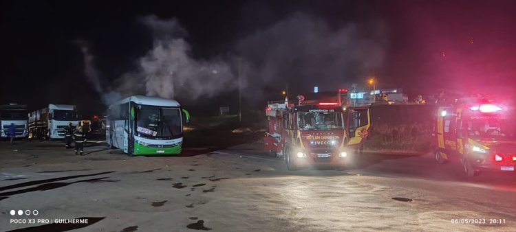 Ônibus com 46 passageiros pega fogo na BR-020, em Formosa-GO