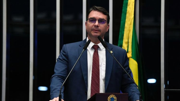 Flávio acusa suposto “marqueteiro de Bolsonaro” de golpe financeiro