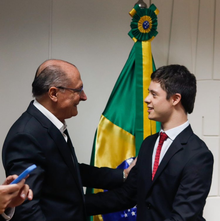 Geraldo Alckmin recebe projetos de inclusão social das mãos de ativista goiano em defesa das pessoas com deficiência