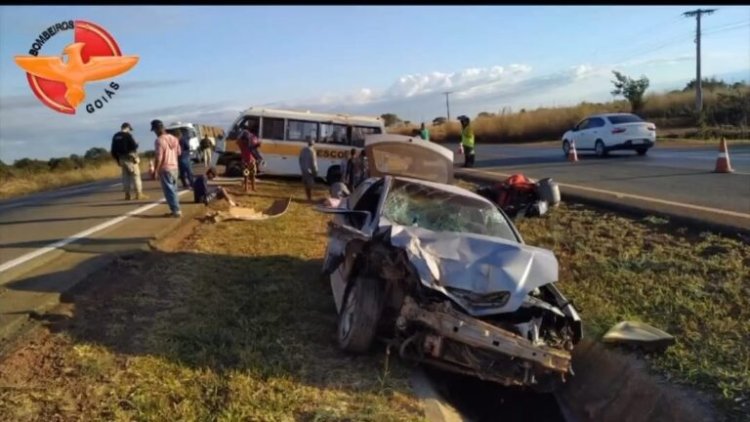 Acidente na BR-040: Ônibus escolar com crianças capota após colisão com carro de passeio