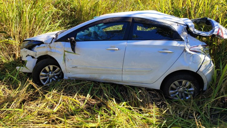 Duas pessoas ficam feridas após capotamento na BR 020