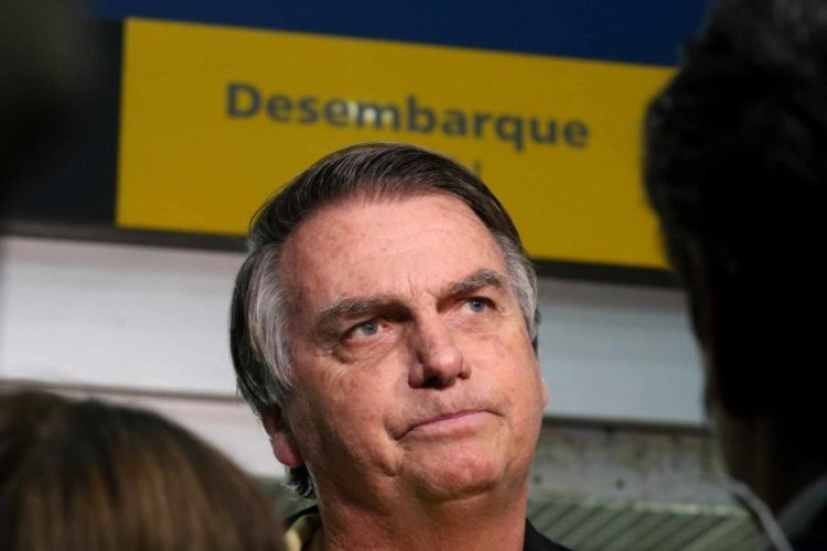 "Facada nas costas", diz Bolsonaro após se tornar inelegível