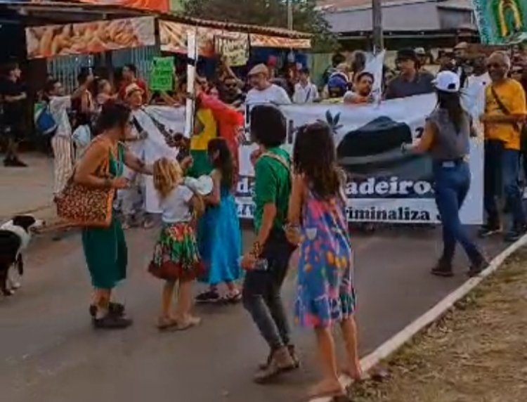 Marcha da maconha é realizada em Alto Paraíso e crianças participam da manifestação