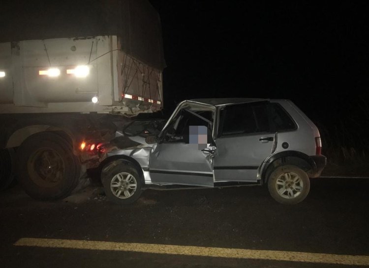 Condutor morre ao colidir veículo em traseira de carreta em Goiás