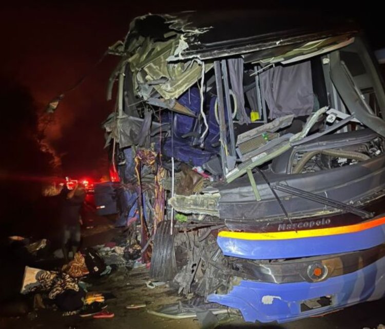 Acidente com ônibus deixa mortos e feridos na BR-020, em Formosa