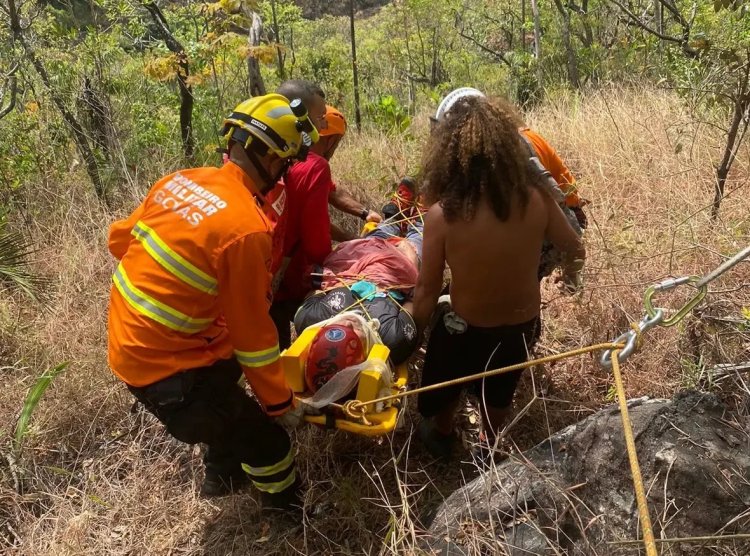 Homem sofre queda de 15 metros e é resgatado pelo CBMGO em Cavalcante