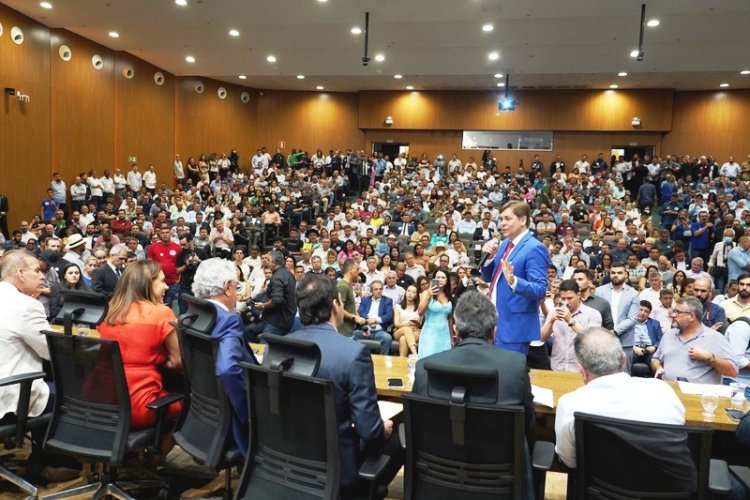 Prefeitos goianos fazem protesto contra queda na arrecadação e aumento de custos