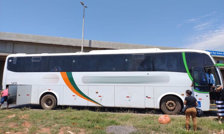 Passageiros de Formosa são deixados a pé em meio ao calor intenso após ônibus coletivo quebrar