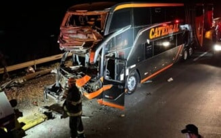 Três pessoas ficam feridas em acidente entre ônibus e carreta na BR-040, em Cristalina