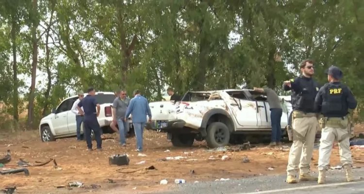 Acidente entre carro e caminhonete deixa três mortos e quatro feridos na BR-020