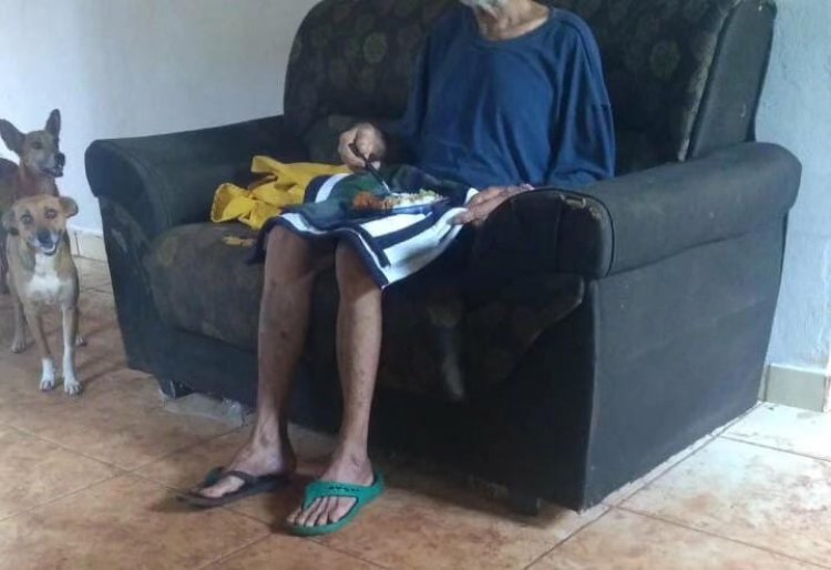 Filho obriga pai de 83 anos com Alzheimer a disputar comida com cães