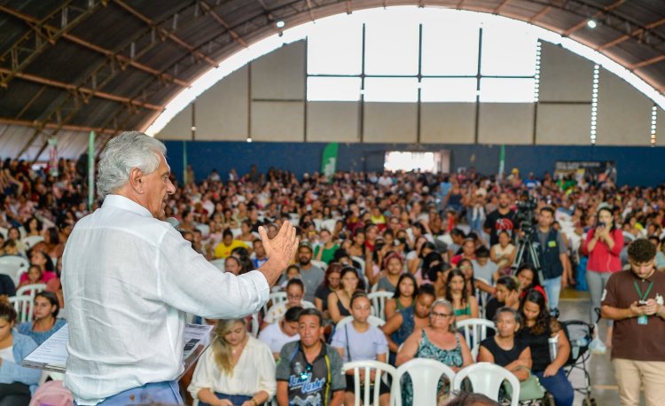 "Obras são importantes, mas em primeiro lugar tem de vir o cidadão", diz Caiado ao entregar benefícios do Goiás Social no Entorno do DF