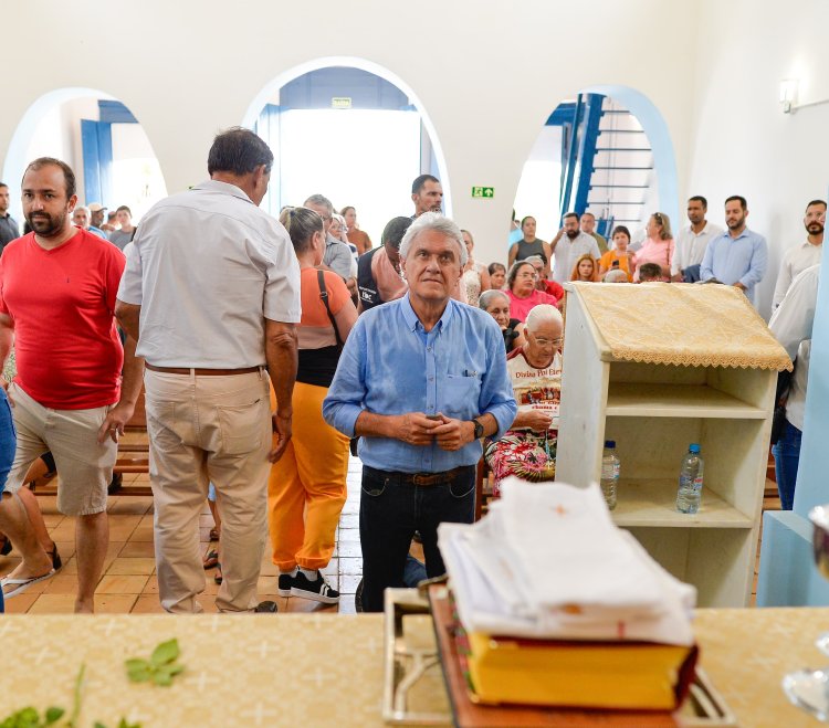 “Me sinto muito próximo de Deus aqui”, diz Caiado durante missa em homenagem a Nossa Senhora Aparecida na cidade de Goiás