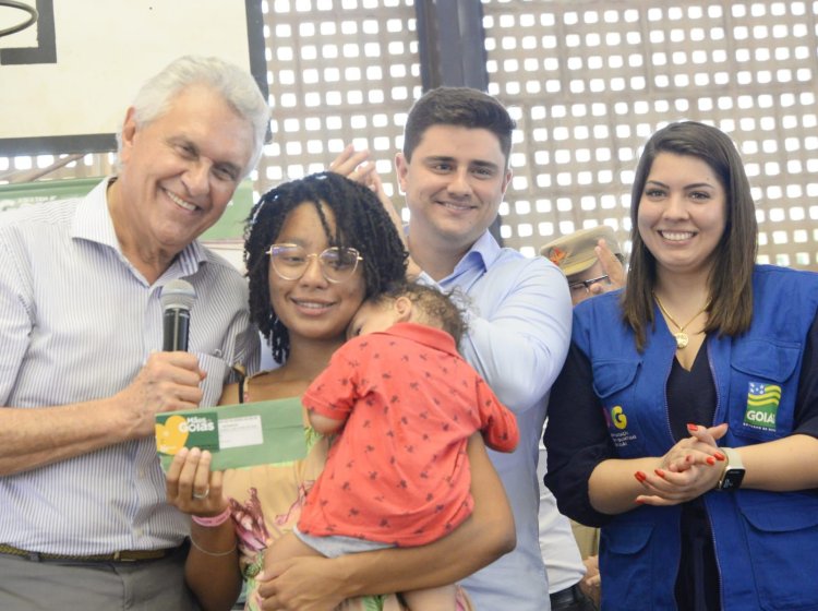 Goiás Social entrega mais de 10 mil cartões do Mães de Goiás e Dignidade durante Feirão de Empregos na Praça Cívica