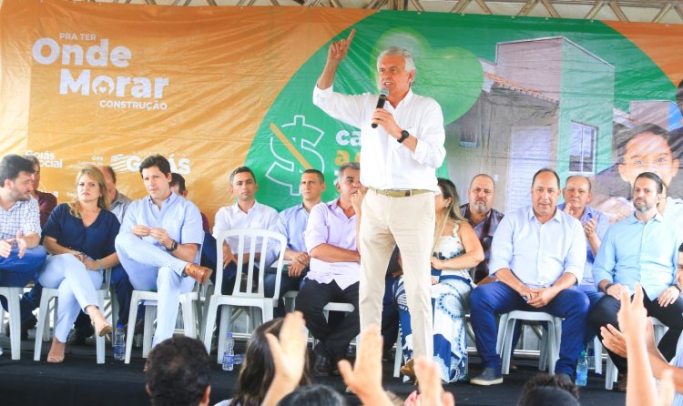 Em Itaguaru, Caiado entrega novas casas do Pra Ter Onde Morar