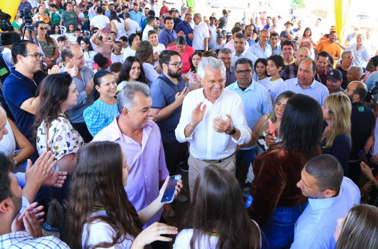 Em Itaguaru, Caiado entrega novas casas do Pra Ter Onde Morar