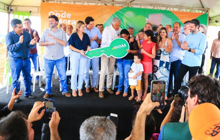 Em Itaguaru, Caiado entrega novas casas do Pra Ter Onde Morar