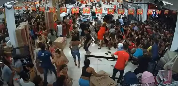 Multidão invade loja durante promoção e 40 ficam feridos