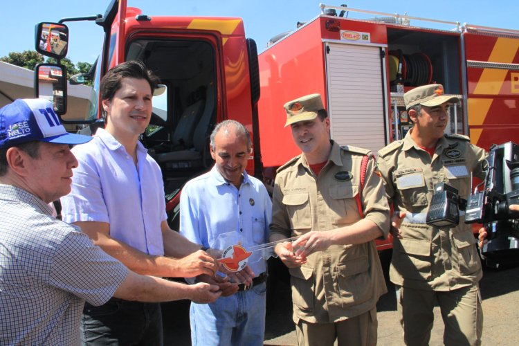 Corpo de Bombeiros de Jataí recebe caminhão de combate a incêndio florestal