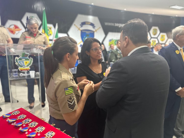 Caroline Fleury recebe Medalha na Secretaria de Segurança Pública de Goiás