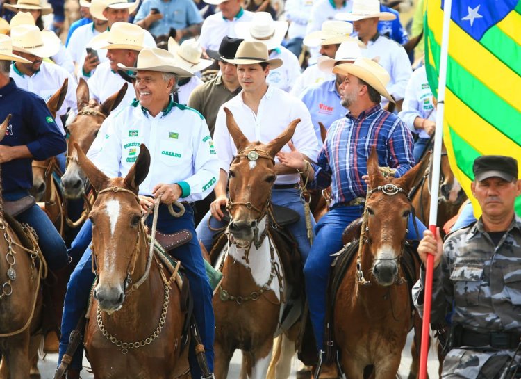 Caiado valoriza tradição e participa de desfile de muladeiros em Goiânia